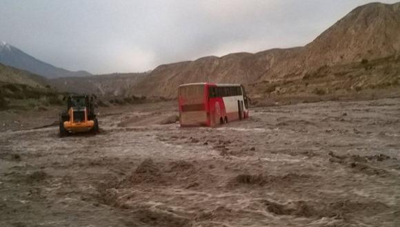 FEN: Sorpresiva crecida de río atrapó a bus que llegaba de Puno