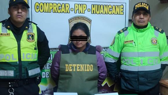 Los agentes de la Policía de Carreteras detuvieron a una joven de 22 años, quien transportaba más de 100 mil bolivianos, equivalente a 14 mil dólares. La mujer viajaba como pasajera en un vehículo proveniente de la frontera con Bolivia a Juliaca.