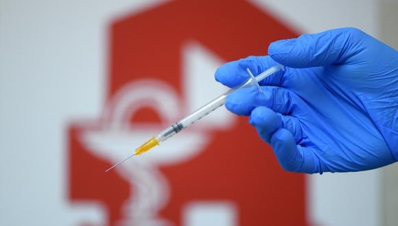Para quienes no hayan recibido aún ninguna dosis, las agencias europeas recuerdan que la vacunación contra el COVID-19 sigue siendo la forma más eficaz de prevenir enfermedades graves durante la pandemia actual. (Foto: Ina FASSBENDER / AFP)