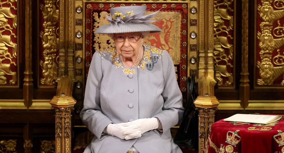 La reina Isabel II de Gran Bretaña se sienta en el Trono del Soberano en la cámara de la Cámara de los Lores en Londres, el 11 de mayo de 2021. (Chris Jackson / POOL / AFP).