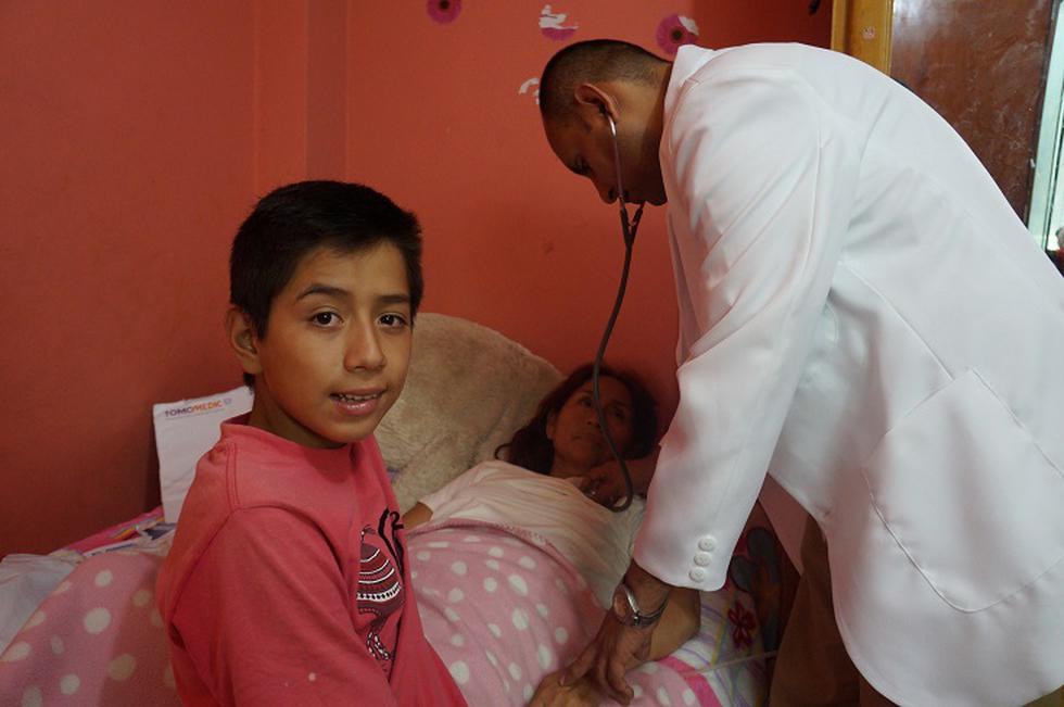 Bellavista brindó atención médica a madre de niño que trabaja de payasito