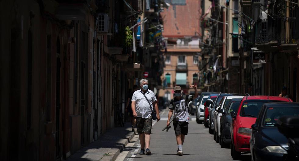 Imagen referencial. Dos personas con máscaras faciales caminan por el barrio de la Barceloneta en Barcelona, ​​el 18 de julio de 2020. (AFP / Josep LAGO).