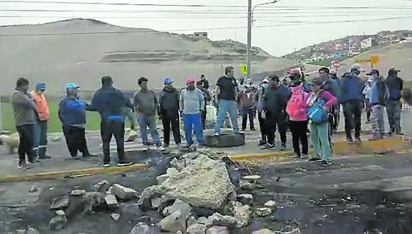 Manifestantes cerraron vía con piedras para impedir paso de vehículos. (Foto: Difusión)