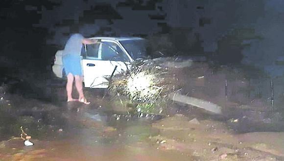 La quebrada, que aumentó su caudal por las fuertes precipitaciones, iba arrastrando al automóvil con las dos personas. (Foto: PNP)