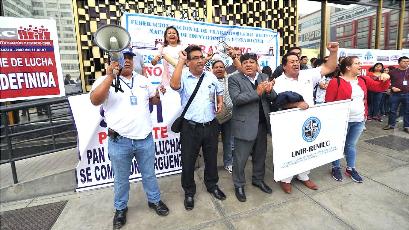 ​Reniec: Trabajadores acatan huelga nacional indefinida por recorte sueldos  (VIDEO Y FOTOS)