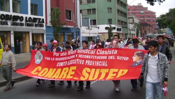 Maestros del Conare-Sutep protestan frente a la sede Ministerio de Educación