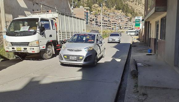Huancavelica: Vehículos estacionados son un riesgo porque provocan accidentes