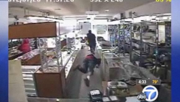 Video: Abuelita corretea con pistola a ladrones que asaltaron su joyería
