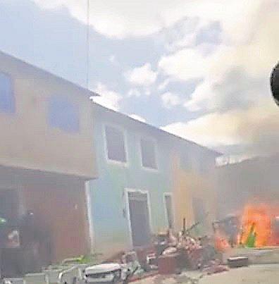 Pobladores quemaron bienes de cantina donde asesinaron a dirigente en Ananea