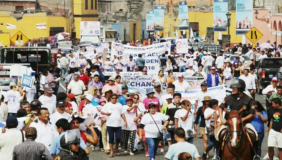 César Acuña: Simpatizantes participan de marcha de desagravio a candidato 