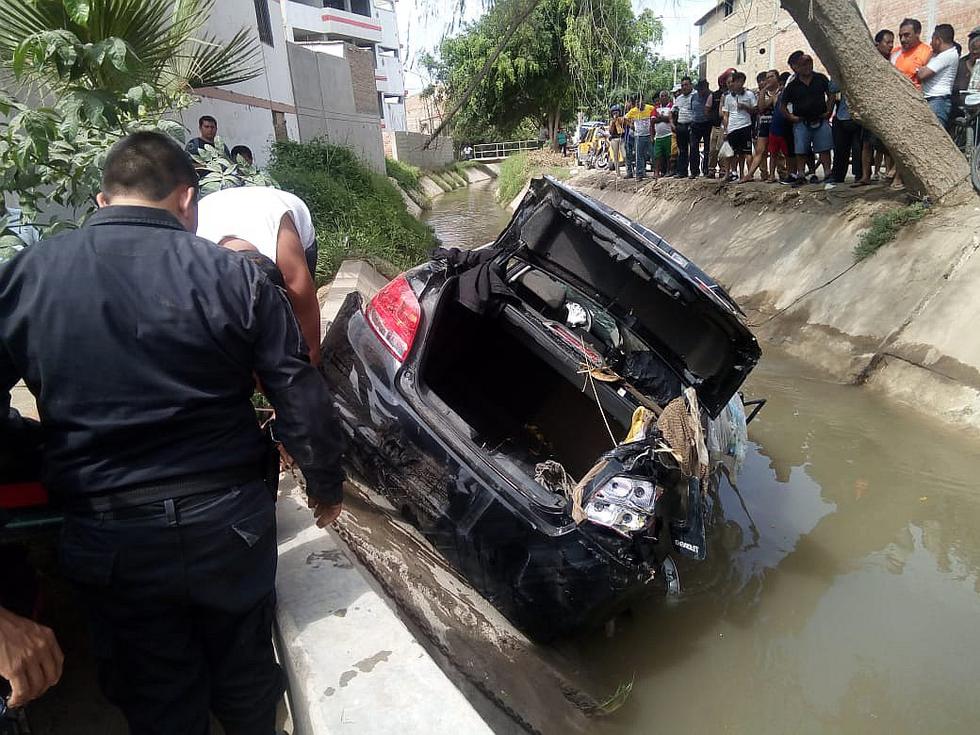 Vehículo se despista y cae en acequia Pulen de Chiclayo (VIDEO)