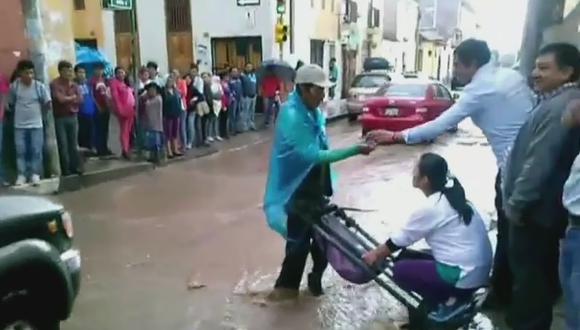 Ayacucho: Cobra S/. 1 a transeúntes para cruzar pista anegada (Video)