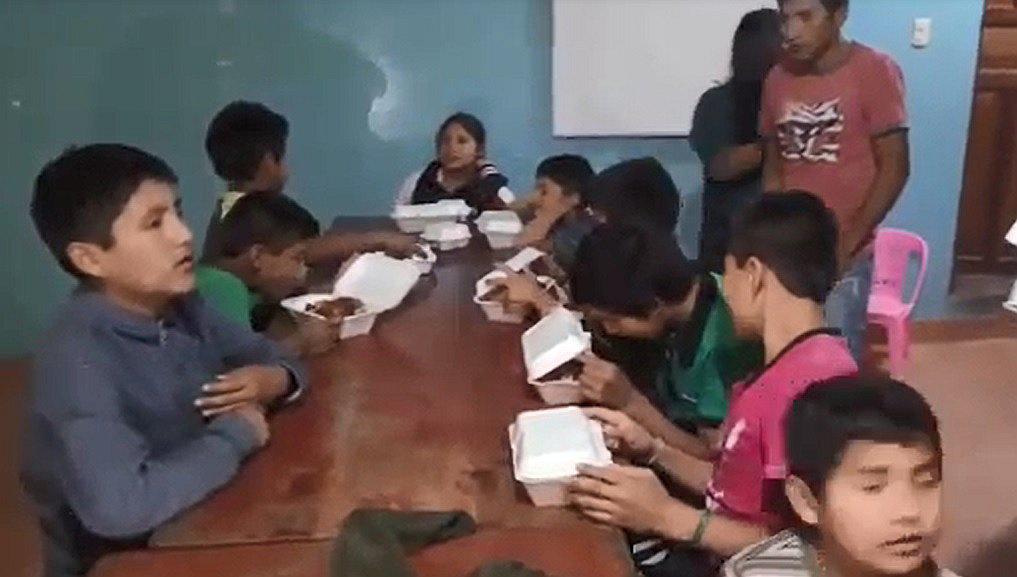 Menores de albergue Los Cachorros celebraron Día del Pollo a la Brasa