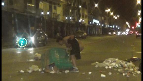Sujeto desnudo destroza bolsas con basura en pleno centro