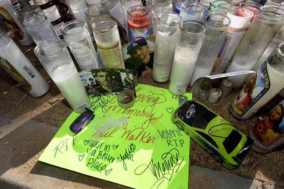 Miles de seguidores homenajean a Paul Walker en el lugar donde falleció (FOTOS)