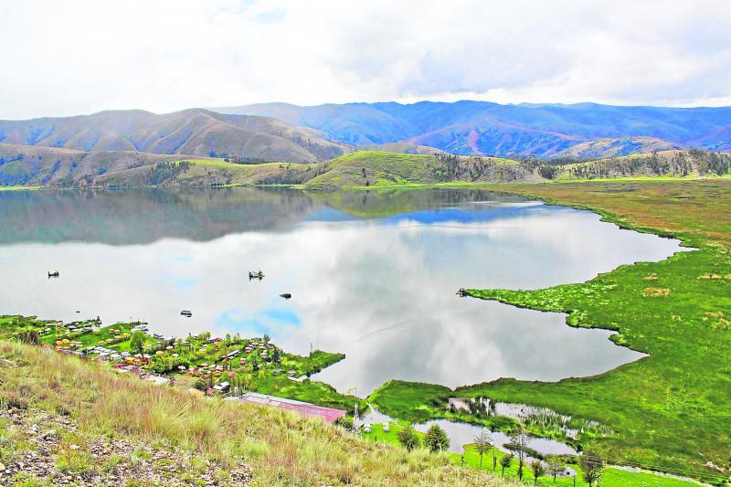 Regulan acciones para mitigar contaminación en laguna de Paca 