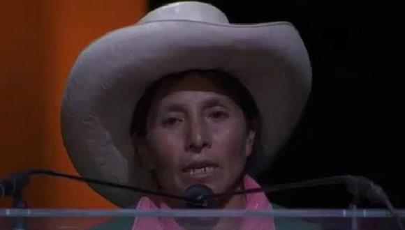​Máxima Acuña recibe el premio cantando un huayno y da sentido discurso (VIDEO)
