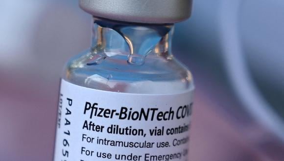 Un vial de la vacuna Pfizer-BioNTech  se ve en una clínica de vacunación emergente en el vecindario de Arleta en Los Ángeles, California, el 23 de agosto de 2021. (Foto: Robyn Beck / AFP)