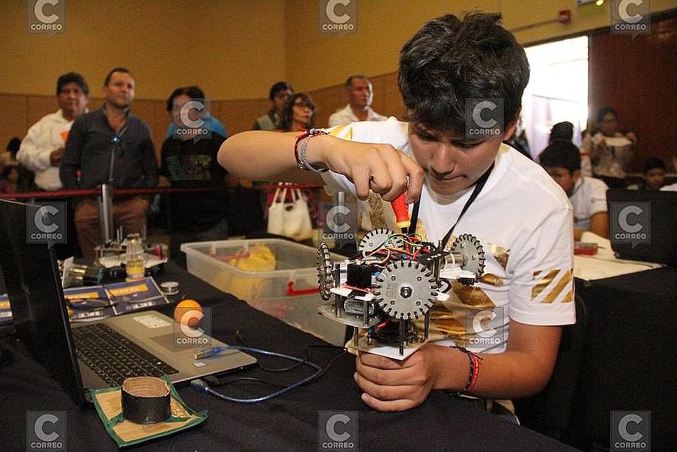 Más de 150 estudiantes en Olimpiadas de Robótica que organizó la UCSP(FOTOS)