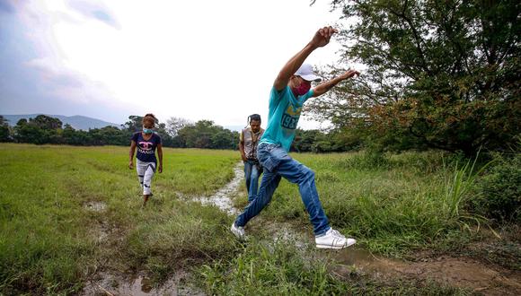 Autoridades de Venezuela han dispuesto campamentos en Táchira para recibir a los venezolanos que retornan a su patria, donde cumplirán una etapa de cuarentena por el coronavirus. (Foto: AFP/Schneyder Mendoza)