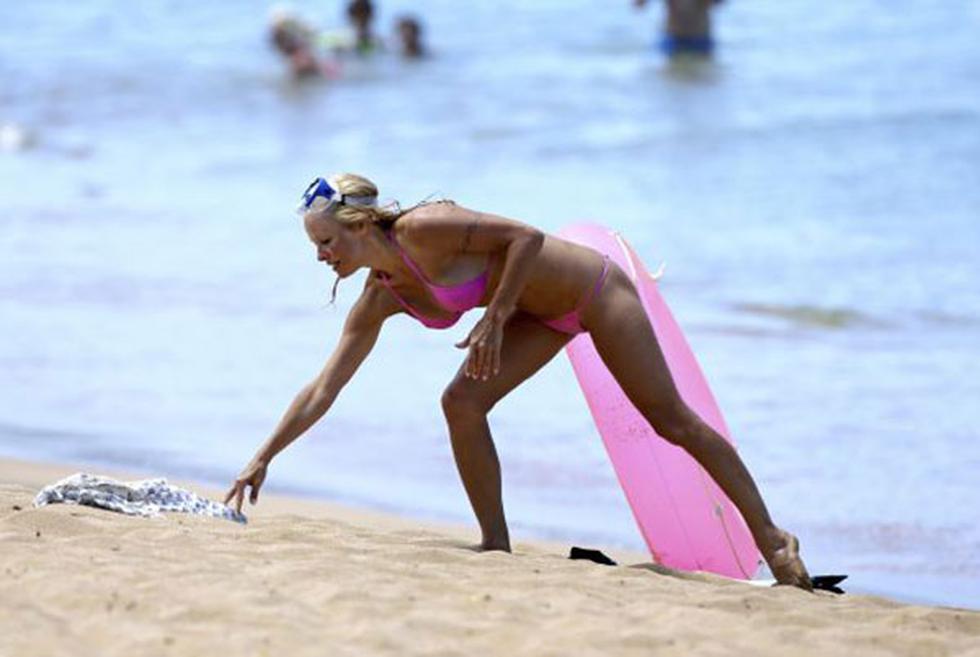 Pamela Anderson lució cuerpazo en pequeño bikini  