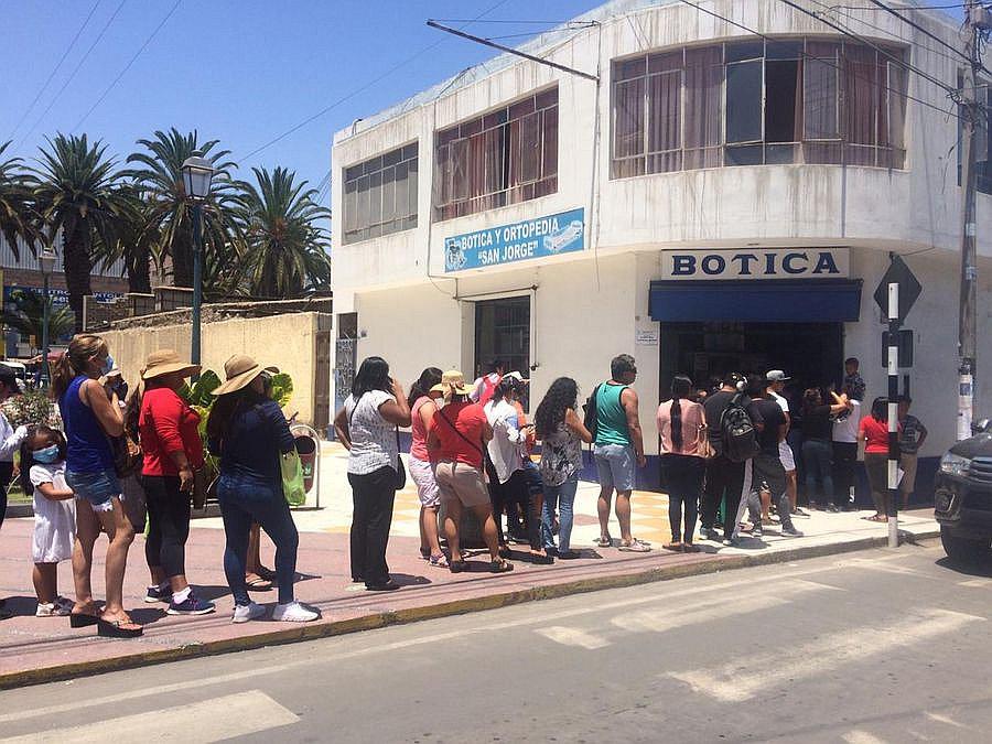 Tacneños hacen colas para comprar mascarillas