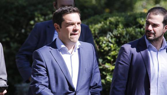 Alexis Tsipras: Líderes políticos griegos dan un mandato a primer ministro para cerrar un acuerdo