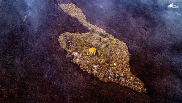 Una casa se salvó de ser arrasada por la lava del volcán Cumbre Vieja en la zona de El Paraíso en las Islas Canarias (Foto: Facebook I Love The World)