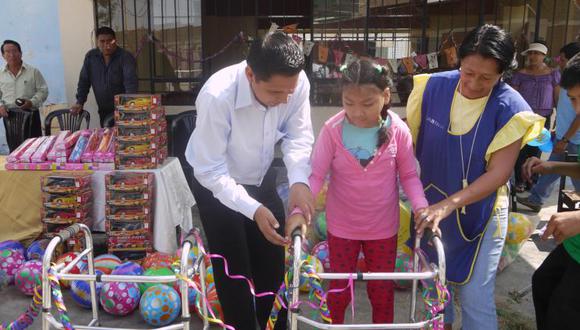 Municipalidad de VES entrega andadores a niños