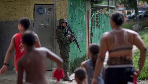 El récord de niños muertos por balas perdidas en enfrentamientos se produjo paradójicamente no sólo en un año en que las operaciones policiales fueron restringidas sino también en el que cayeron las muertes de civiles provocadas por policías en Río. (Foto: AFP / MAURO PIMENTEL).