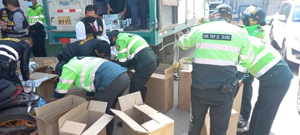 PNP finds 16,000 packs of cigarettes hidden in truck coves arriving in Huancayo (PHOTOS)