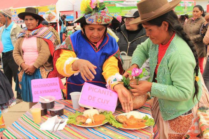 Productores exponen y venden en feria “Haku Wiñay”