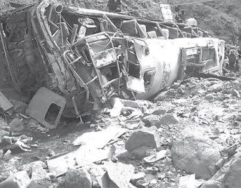18 muertos tras caída de bus a un abismo