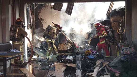 Voraz incendio en cochera almacén asusta a los vecinos