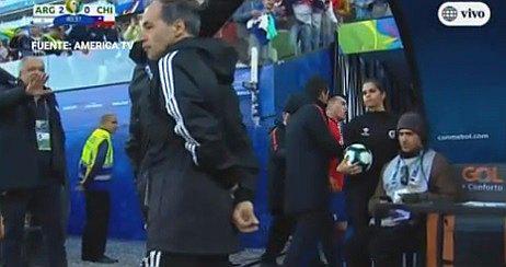 Argentina vs. Chile: Gary Medel insulta a Lionel Messi luego de expulsión