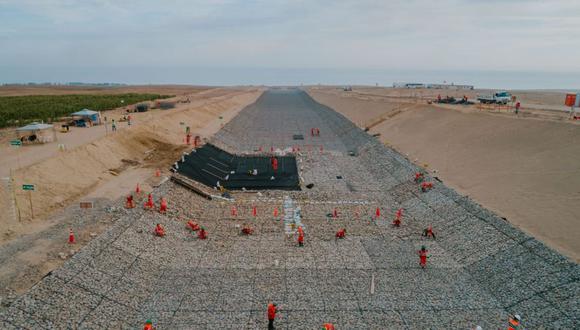 Se realizaron excavaciones, revestimientos con gaviones y se construyó una alcantarilla. Asimismo, se excavaron 990 mil metros cúbicos de arena.