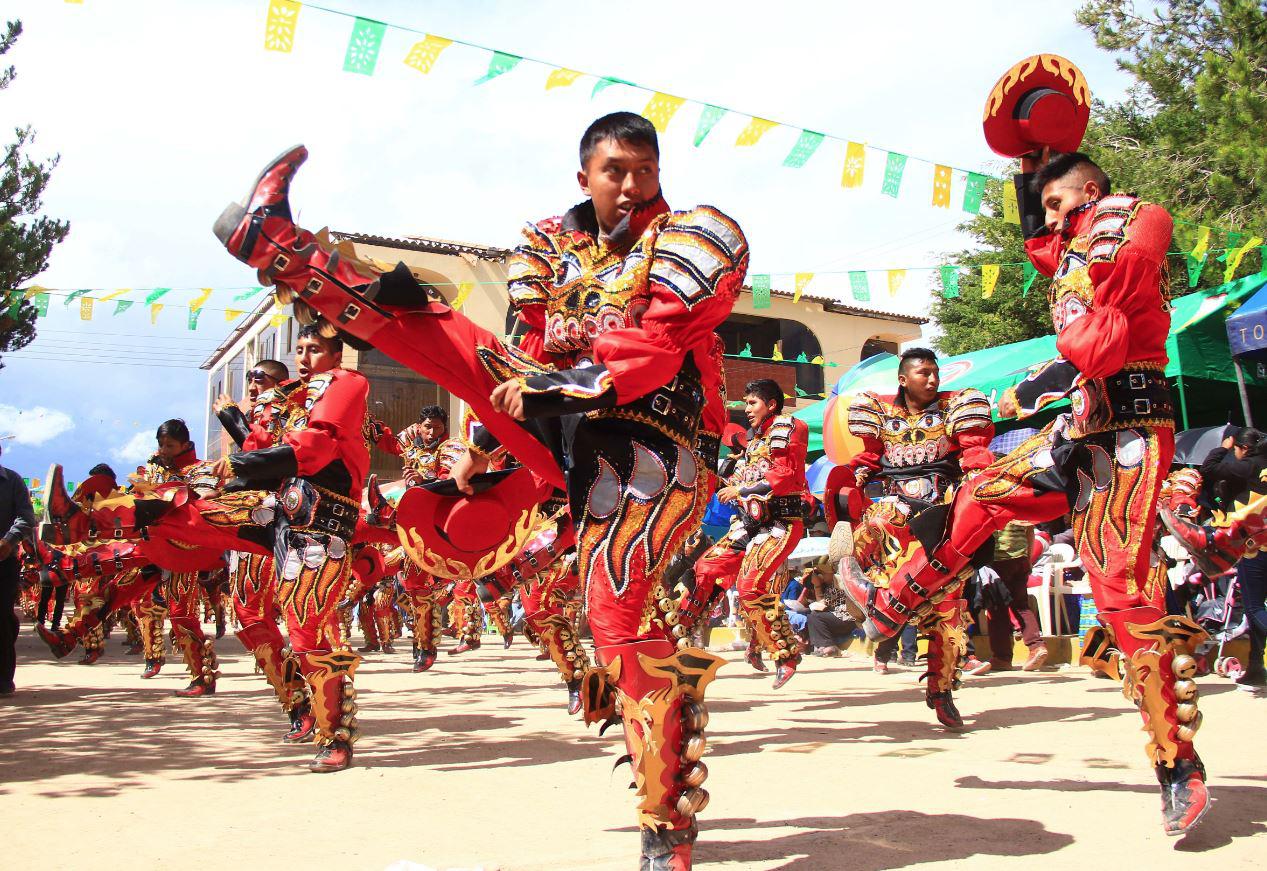 Puno: caporales de Ejército ganaron en concurso de danzas en Caracoto 