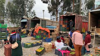 Camiones descargan frutas en el nuevo mercado de San Carlos