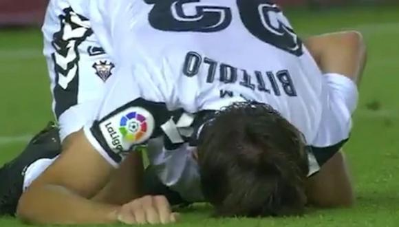 Futbolista sufre terrible lesión en el miembro viril y este es el resultado (VIDEO)