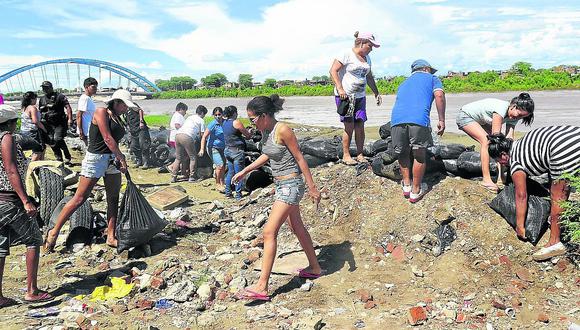 Pobladores refuerza la defensa de la ribera del río Piura 