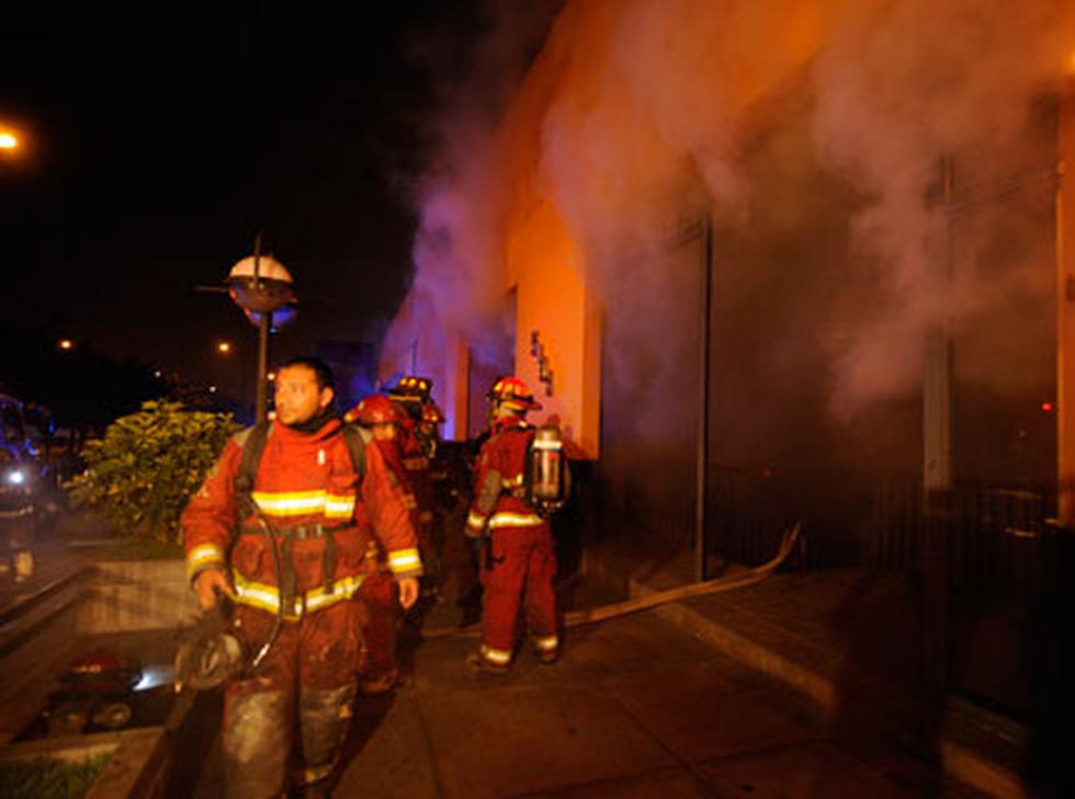Incendio en sótano de centro comercial Plaza Camacho