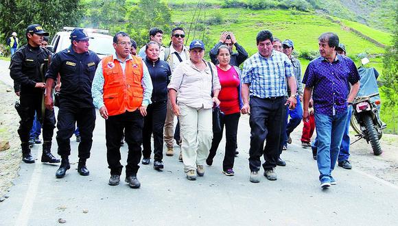 Marisol Pérez supervisa daños en vía de Pallasca