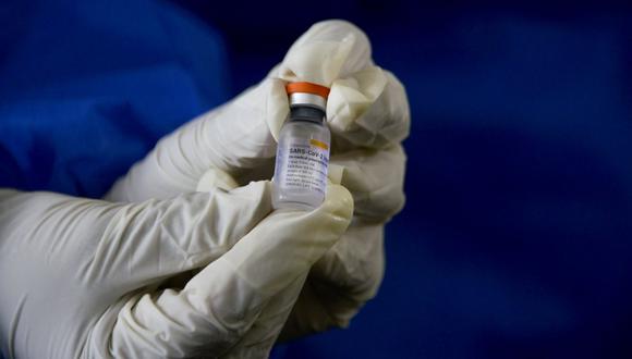 La vacuna Sinovac se une a otras ya autorizadas por ese organismo como las de Pfizer/BioNTech. (Foto: CHAIDEER MAHYUDDIN / AFP)