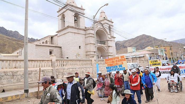 Protestan por demora en la construcción de la plaza de Caylloma