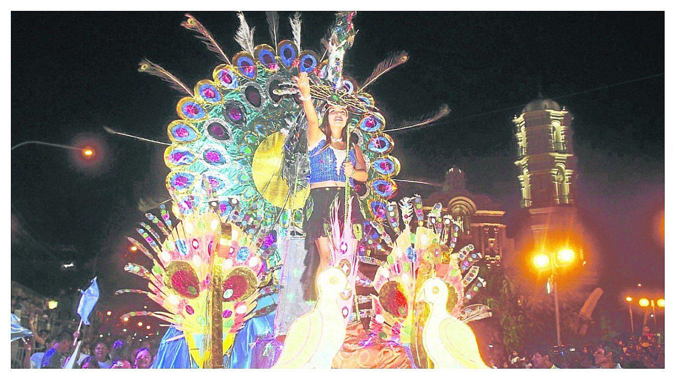 Yunces se lucen en corso de comparsas y carros alegóricos en Sechura