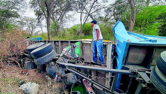 Un conductor se salva de morir tras el despiste de un pesado tráiler en Piura