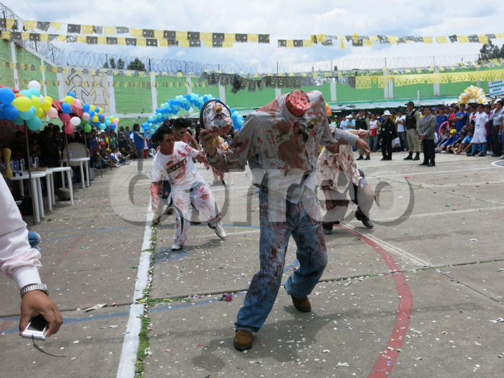 Presos lucen creativos trajes de material reciclado 