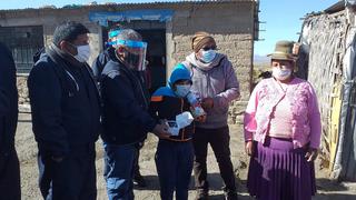 Entregan celulares con línea a estudiantes de San Juan de Tarucan