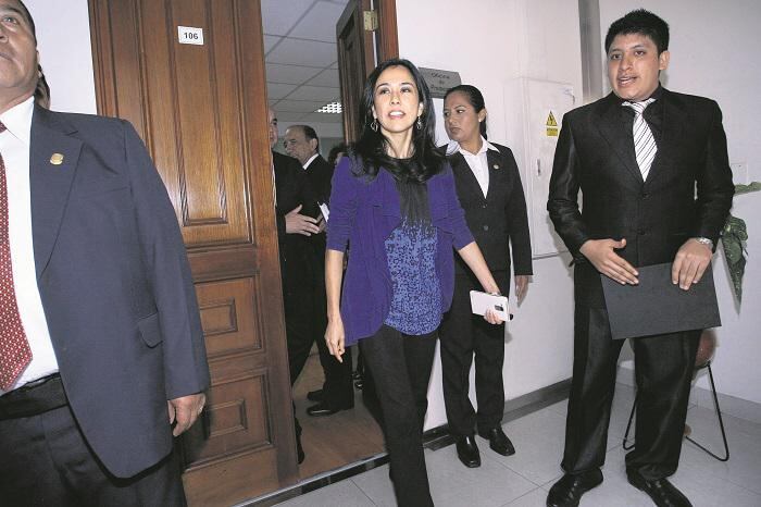 Nadine Heredia se complica legalmente tras distorsionar letra en pericia grafotécnica