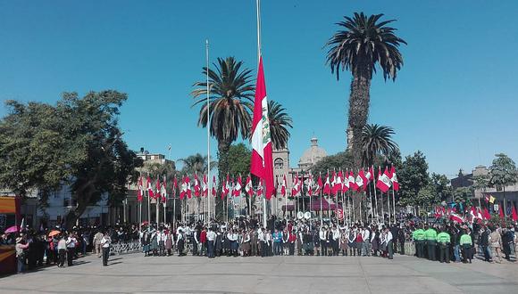 Bandera peruana quedó a medio izar en ofrenda de la juventud a Tacna